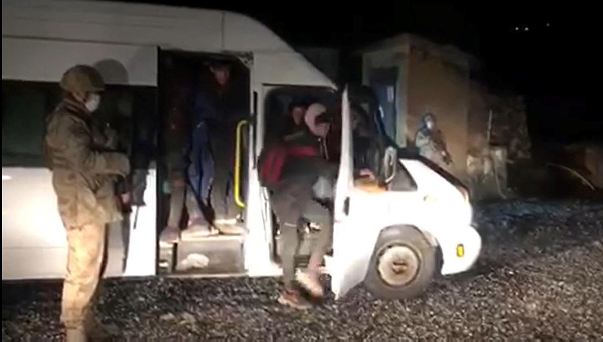 15'er kişilik iki minibüsten 63 kaçak göçmen çıktı