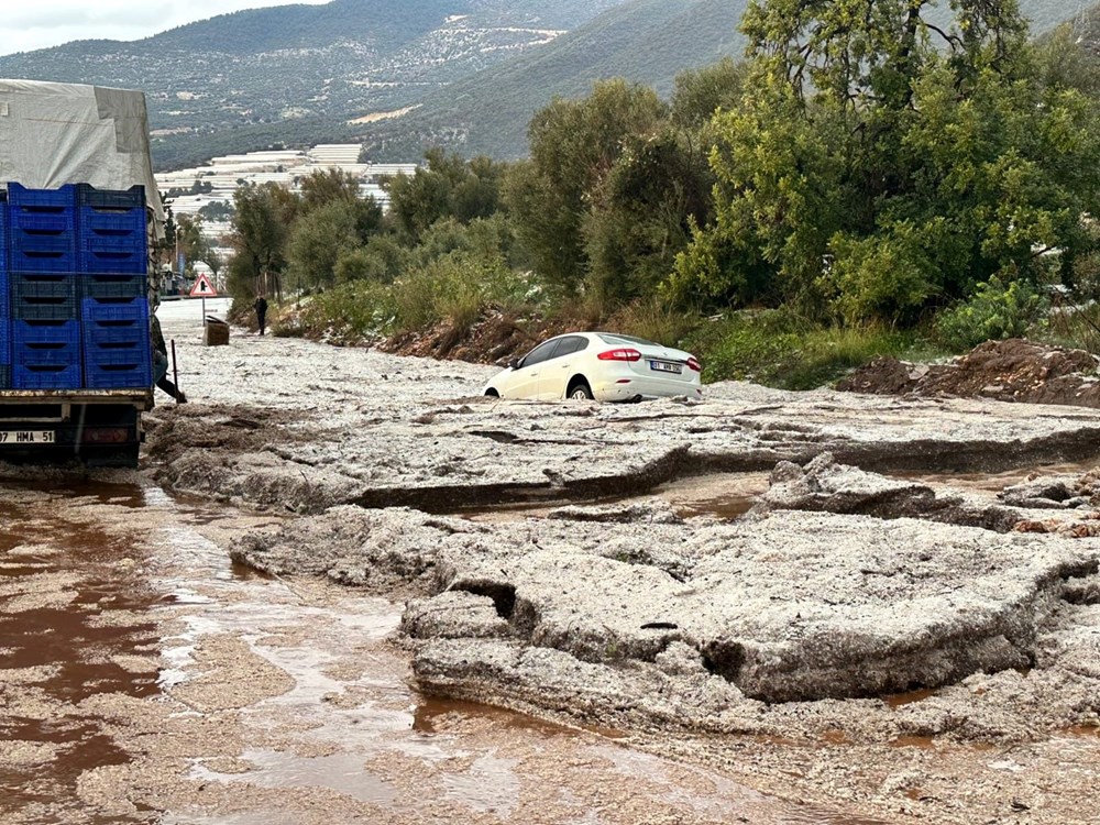 Antalya'da sel ve dolu: Yollar kapandı, sahiller çamur rengine döndü - 6