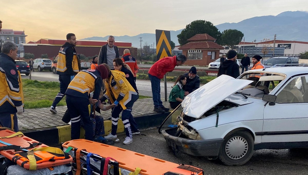 Manisa'da 2 otomobil çarpıştı: 8 yaralı