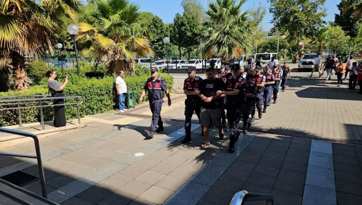 Örgütlü uyuşturucu ticaretine jandarmadan darbe: 8 kişi tutuklandı Örgütlü uyuşturucu ticaretine jandarmadan darbe: 8 kişi tutuklandı
