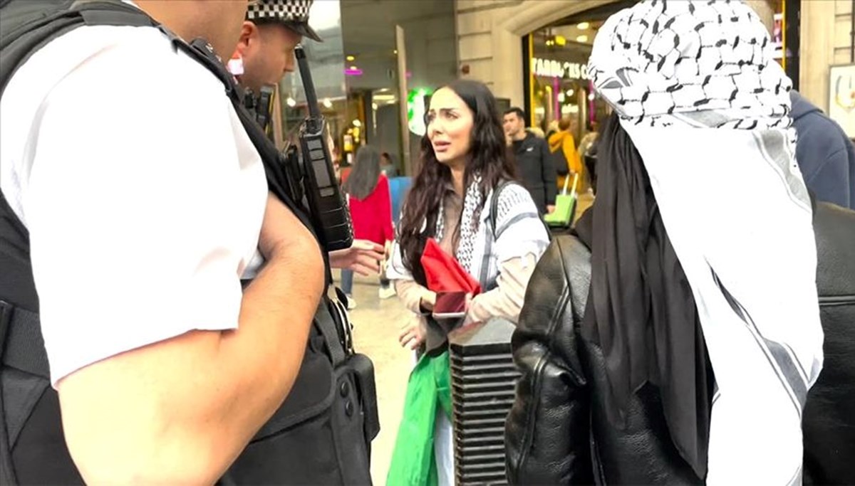 Londra'da Filistin bayrağı taşıyan kadına saldırı Londra'da Filistin bayrağı taşıyan kadına saldırı