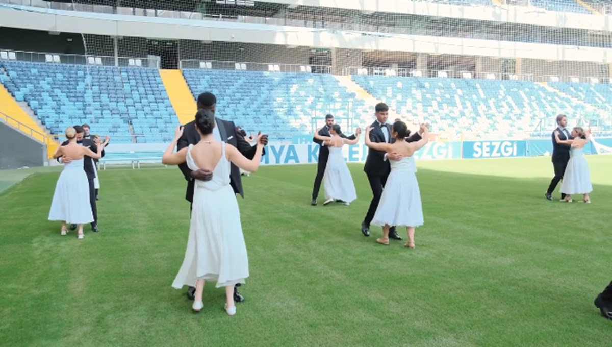 Adana Demirsporlu futbolculardan Cumhuriyet valsi Adana Demirsporlu futbolculardan Cumhuriyet valsi