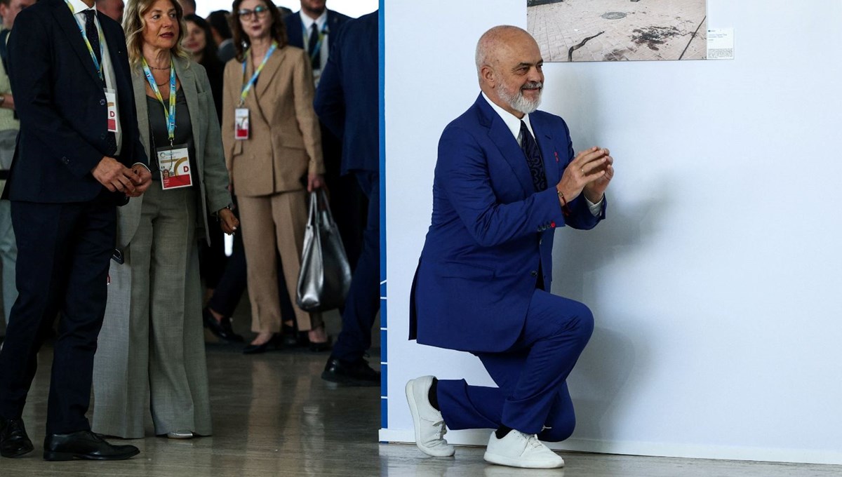 Rama, Meloni’nin önünde ikinci kez diz çöktü
