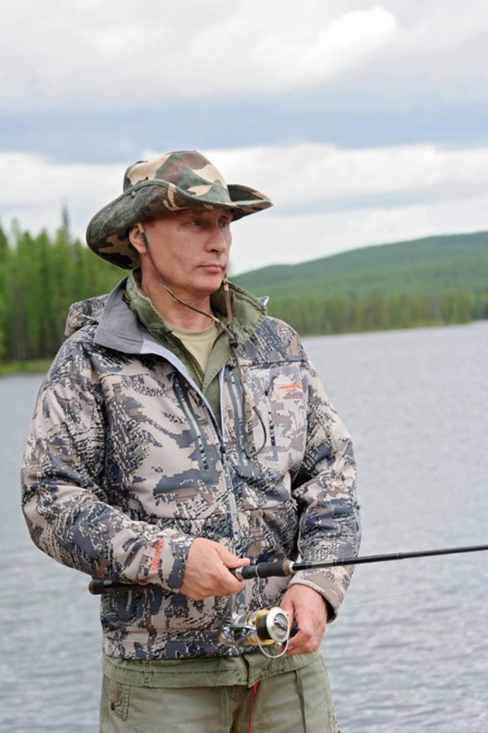 Владимир Владимирович Путин рыбачит