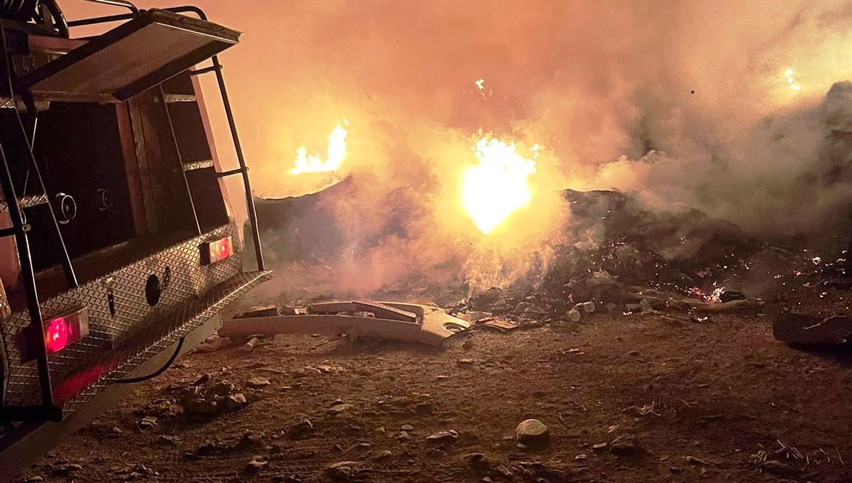 Hisarcık'ta çöplüğe dönen çayın kenarında yangın çıktı