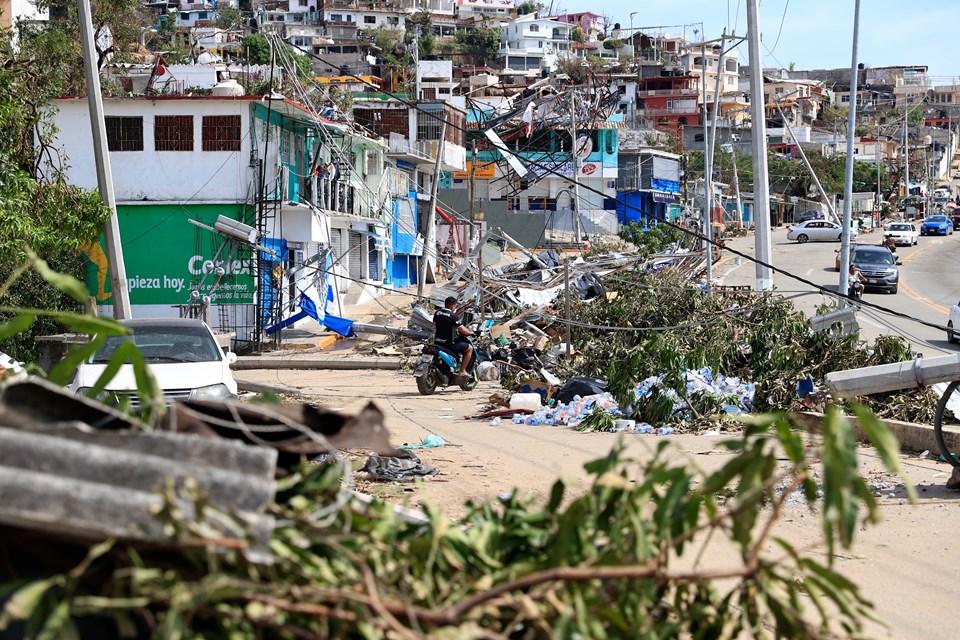 Meksika'nın Acapulco kenti, Otis Kasırgası'nın ardından çöp yığınına döndü - 1