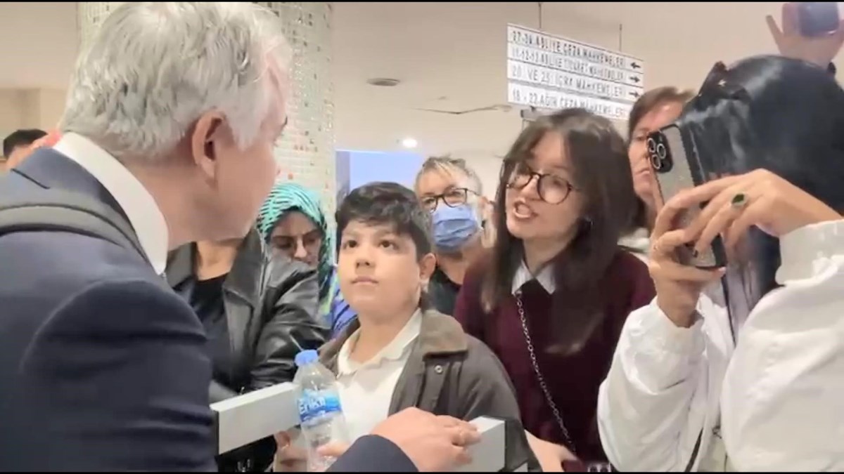 Davayı takip etmek isteyenler duruşma salonunun önüne geldi.