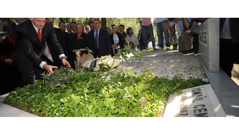 Papandreu'dan Cem'in mezarına zeytin dalı