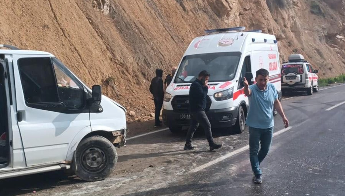 Tankerden yakıt sızdı, minibüs takla attı Tankerden yakıt sızdı, minibüs takla attı
