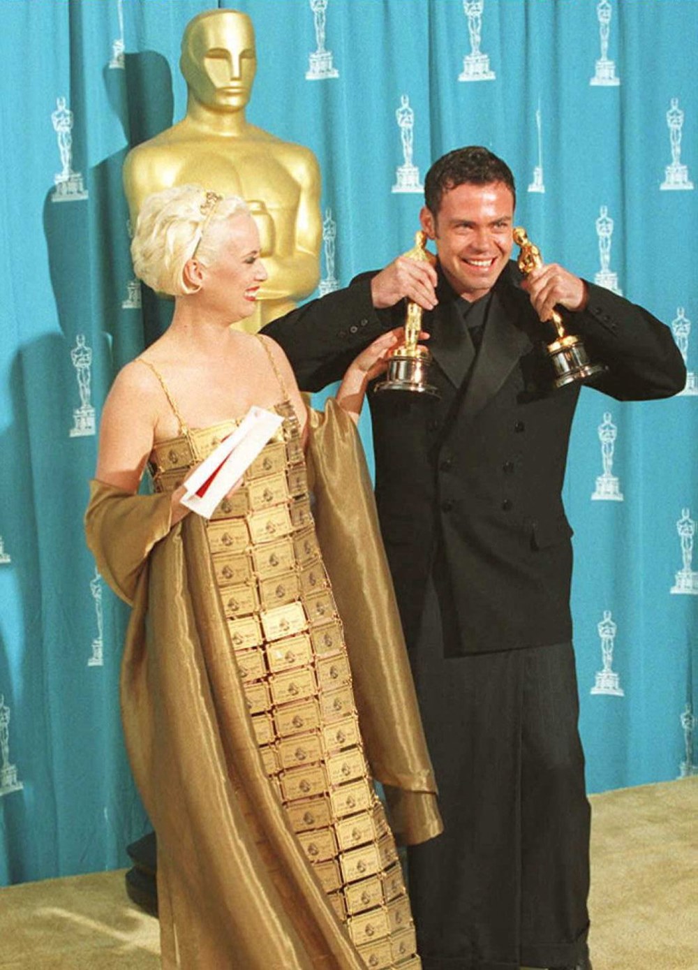 Düşenler, ışığın kurbanı olanlar... İşte Oscar tarihinin en tartışmalı kıyafetleri - 7