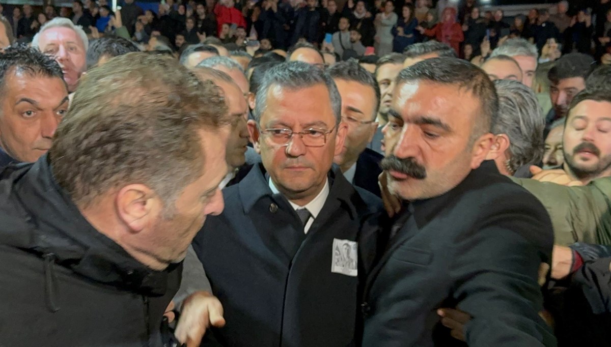 Şehit cenazesinde CHP Genel Başkanı Özel'e tepki