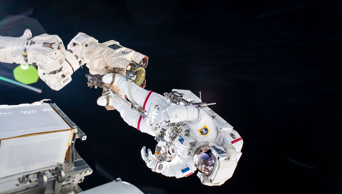 Uzay yürüyüşünde astronotun kaskına su doldu