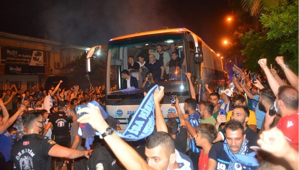 Adana Demirspor'a şampiyon gibi karşılama