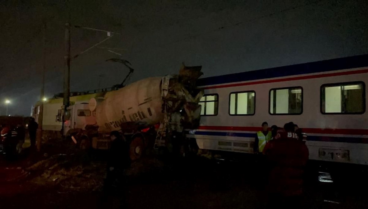 Tekirdağ’da yolcu treni, beton mikseri ile çarpıştı Tekirdağ’da yolcu treni, beton mikseri ile çarpıştı