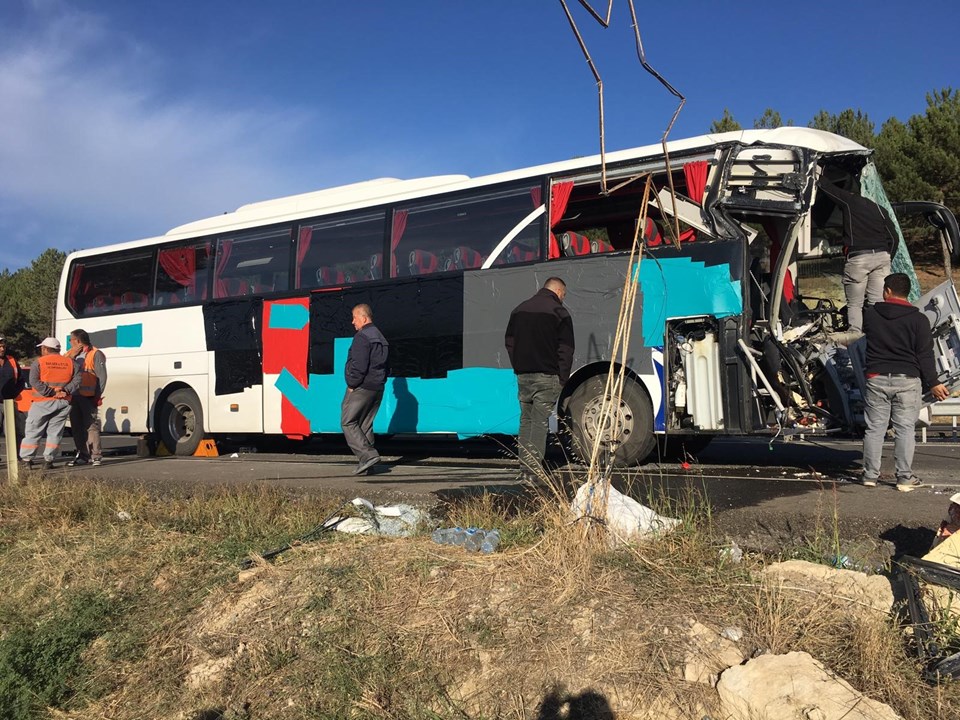 Uşak’ta otobüs kamyona çarptı: 1 ölü, 25 yaralı - 1