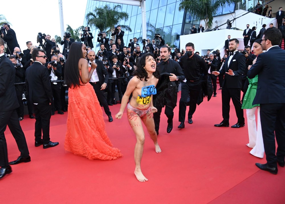 75. Cannes Film Festivali kırmızı halısında Ukrayna için çıplak protesto - 2