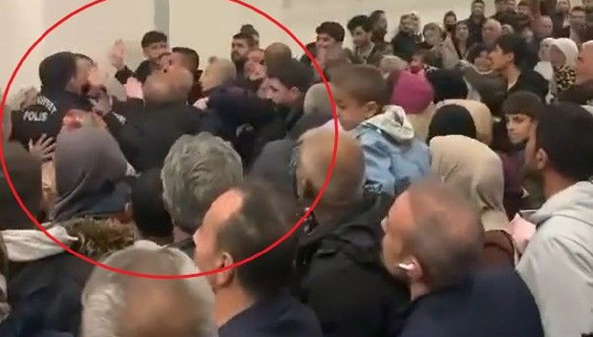 Havalimanında güvenlik görevlileri ile umreden dönenlerin yakınları arasında arbede Havalimanında güvenlik görevlileri ile umreden dönenlerin yakınları arasında arbede