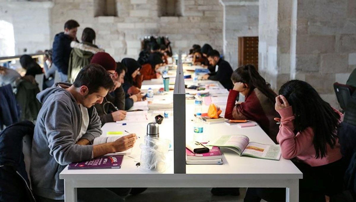 Üniversitelerin başlangıç tarihleri açıkladı (Üniversiteler ne zaman açılacak?