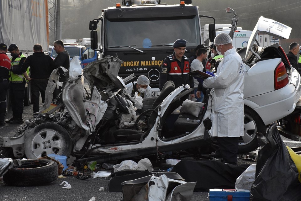 Ordu'da trafik kazası - TIR'a çarpan otomobildeki çift hayatını kaybetti - 1