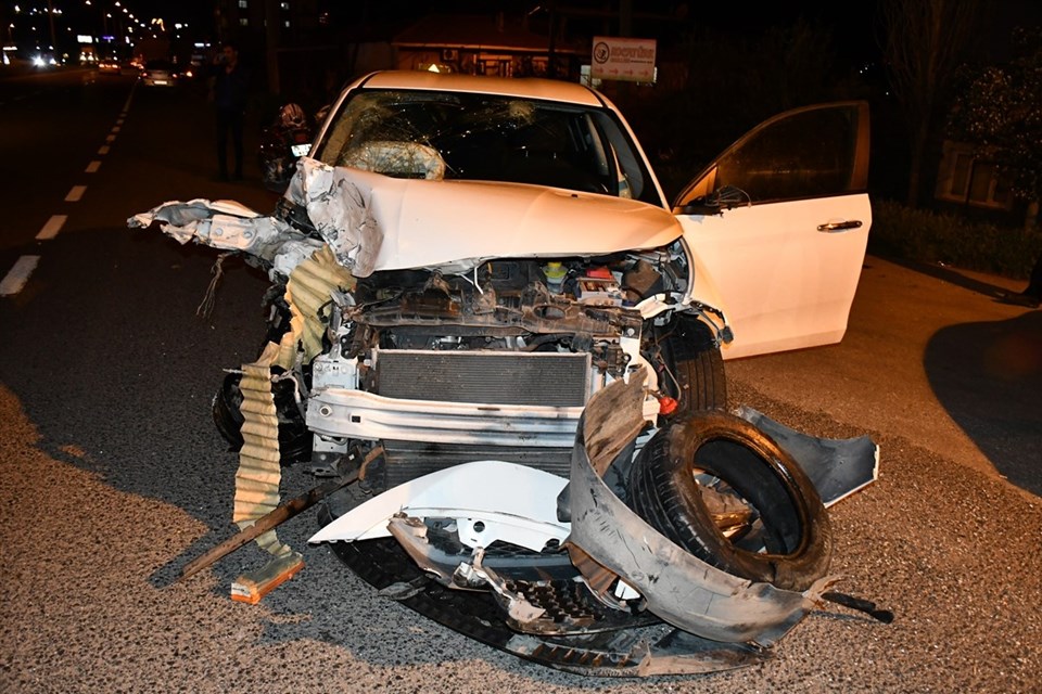 Manisa'da otomobiller çarpıştı: 2 ölü, 4 yaralı - 1