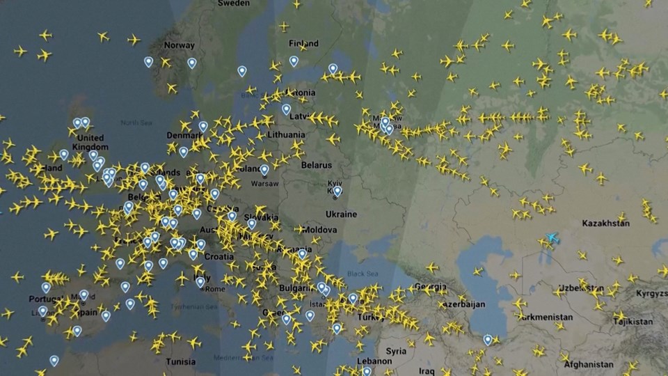 Uçuş izleme sitesi FlightRadar24'ten alınan ekran görüntüsü Ukrayna çevresinde yön değiştiren uçakları gösteriyor.