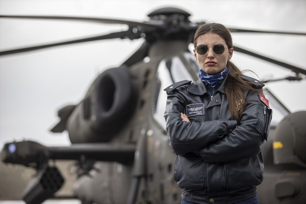 Türkiye'nin ilk kadın taarruz helikopter pilotu: Özge Karabulut - 4