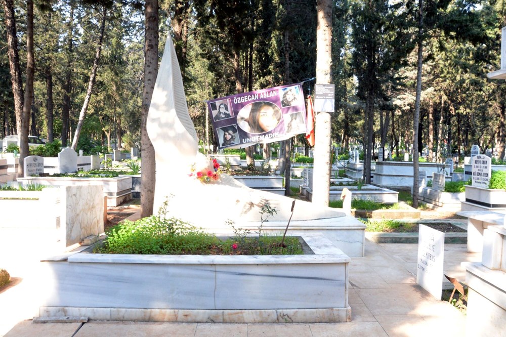9 yıl önce katledilen Özgecan mezarı başında anıldı - 2