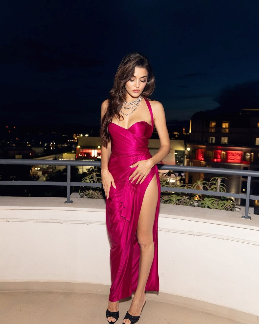 Cannes Film Festivali'ne giden Hande Erçel'den yeni kareler - 4