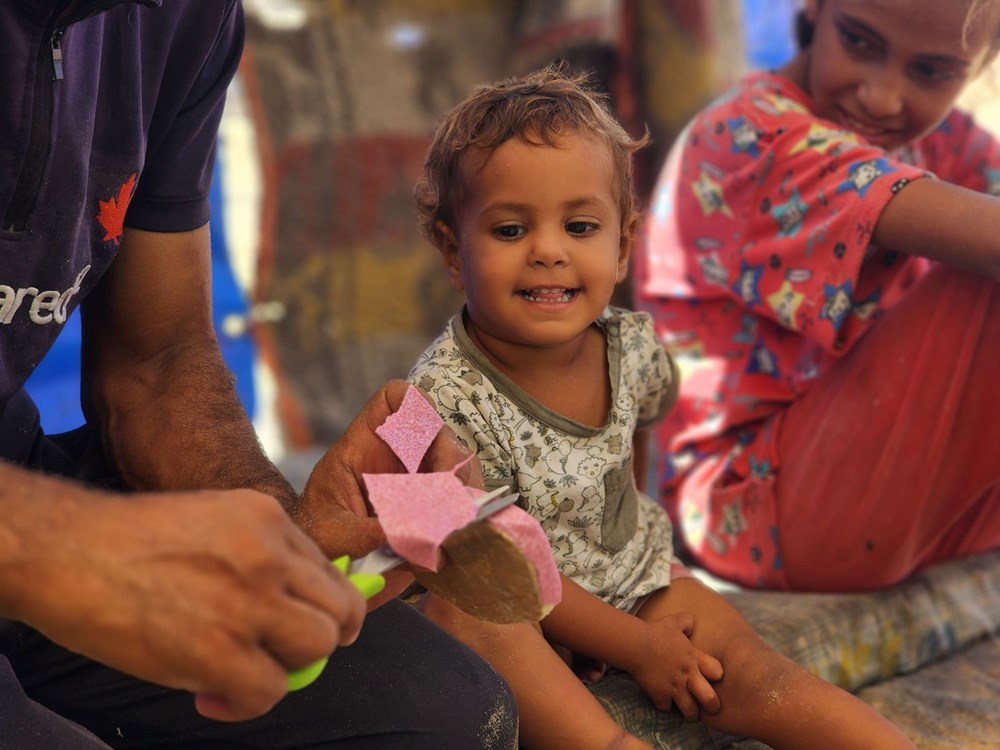 Fələstinli ayaqqabıçı İsrailin hücumu altında olan Qəzzada uşaqlar üçün taxta başmaq hazırlayır - 11