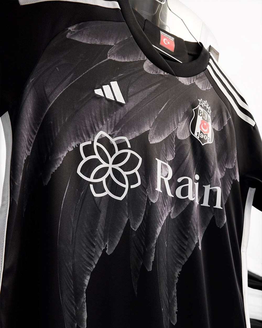 Beşiktaş yeni sezon formalarını tanıttı - Son Dakika Spor Haberleri ...