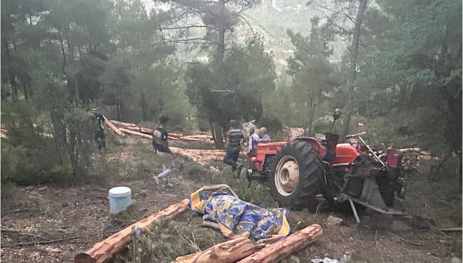 Devrilen traktörün altında kalan sürücü hayatını kaybetti