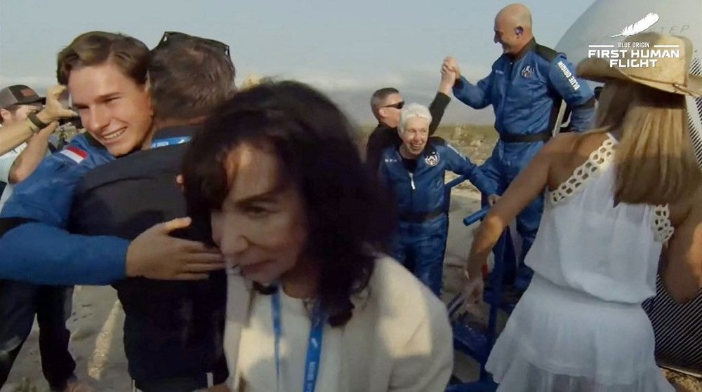 Dünyanın en zengin insanı Jeff Bezos'un uzay yolculuğu gerçekleşti - 3