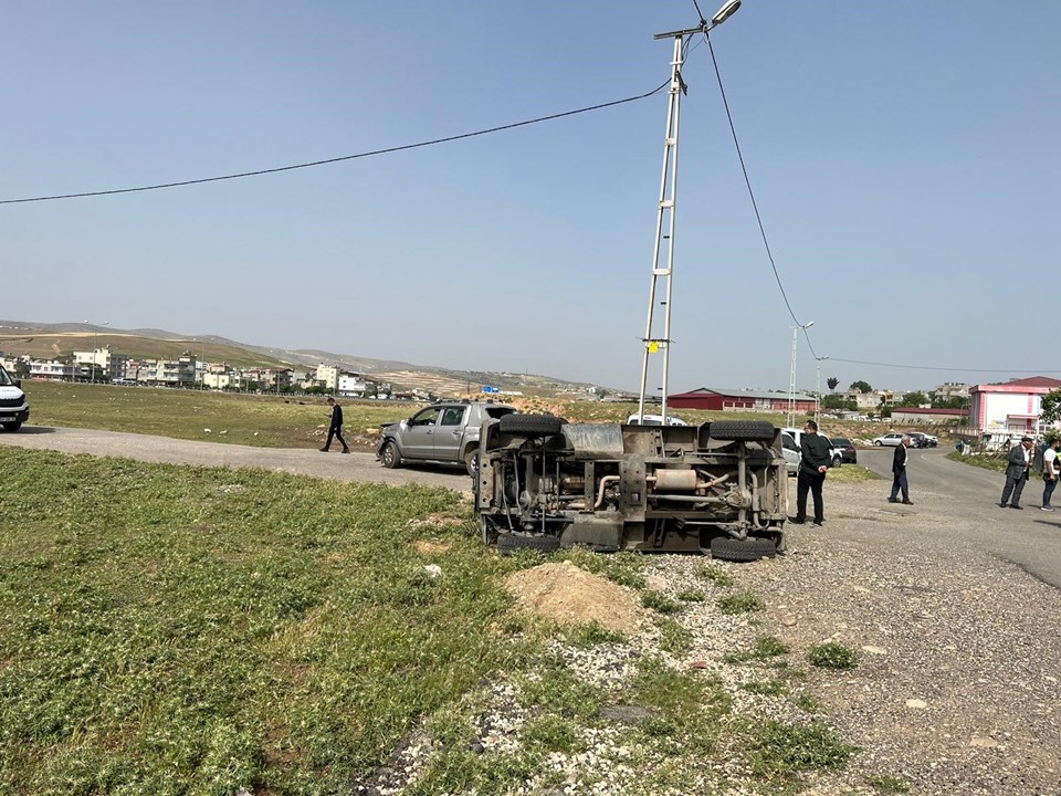 Siirt'te zırhlı polis aracı ile kamyonet çarpıştı: 5'i polis 6 yaralı - 1