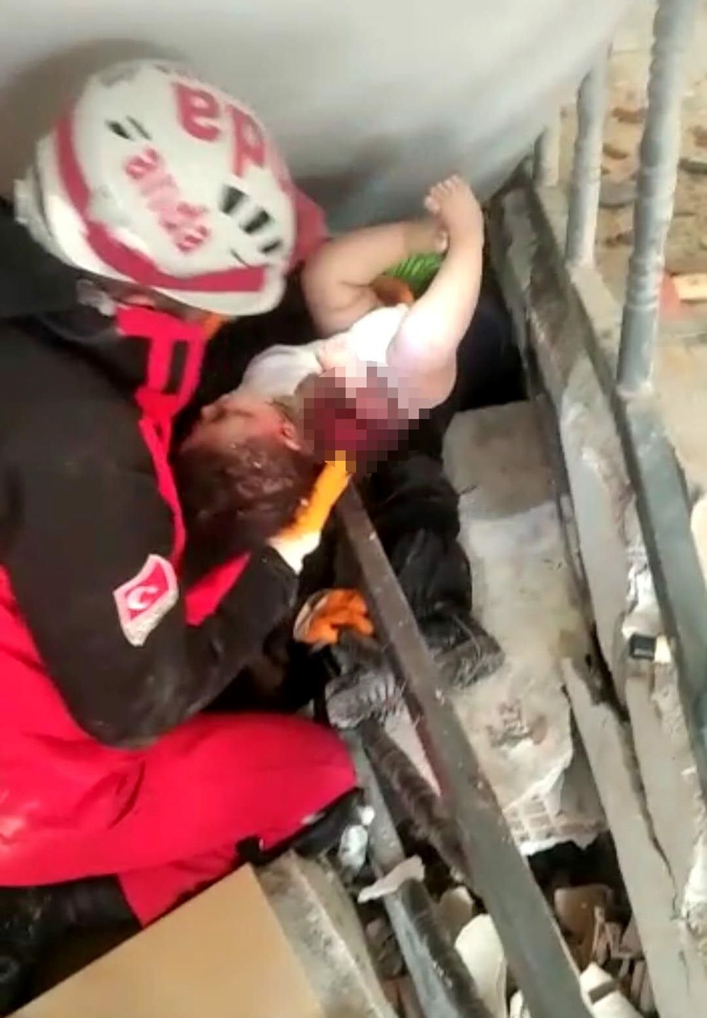 Enkaz altındakiler için zamana karşı yarış - 5