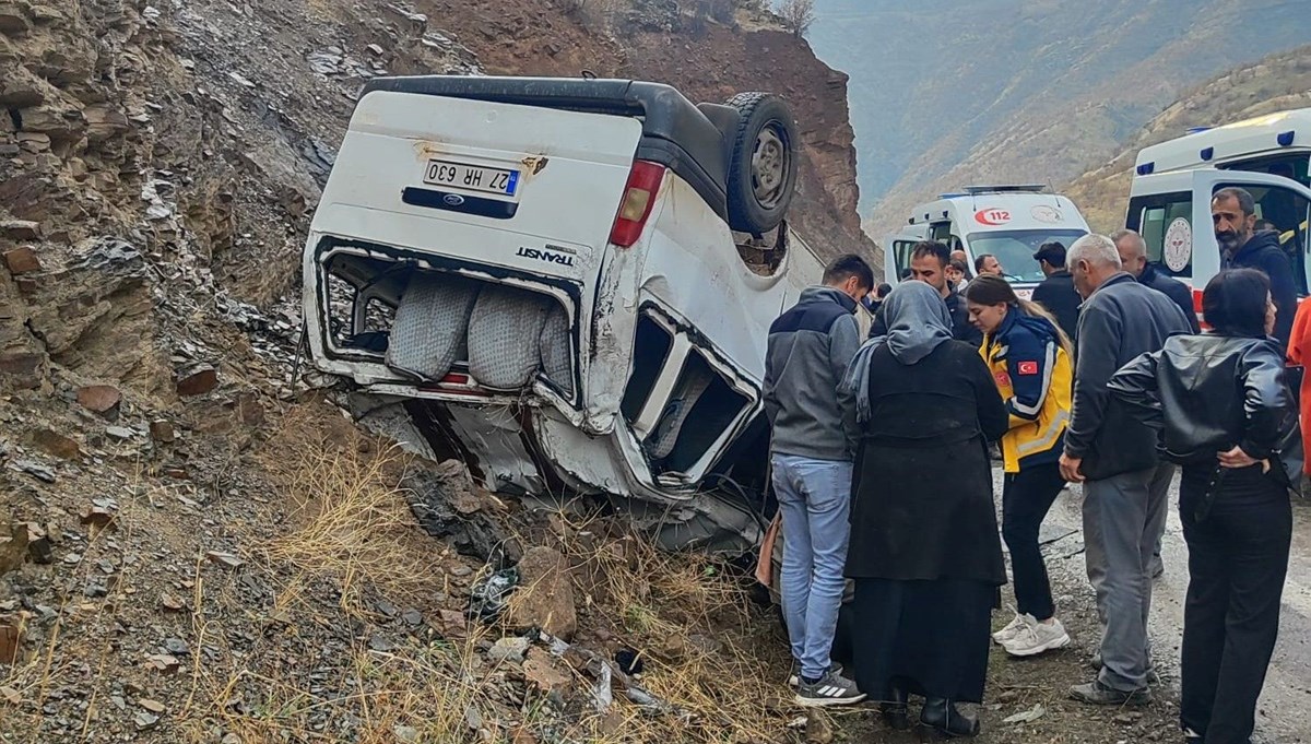 Hakkari'de minibüs takla attı: 11 yaralı Hakkari'de minibüs takla attı: 11 yaralı