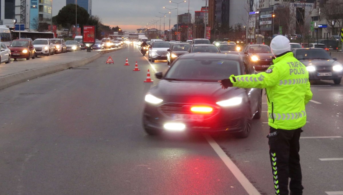 İstanbul’da çakar ve emniyet şeridi denetimi | İçinde hasta bulunmayan ambulansa para cezası