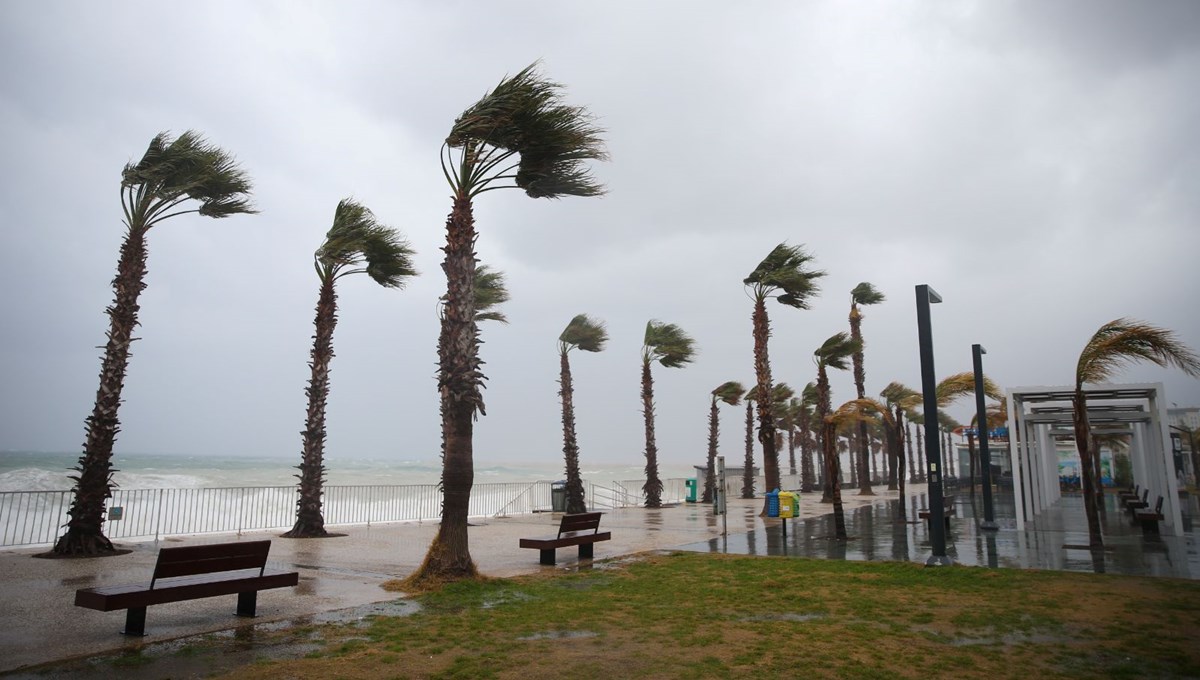 Kırmızı kodla aşırı yağış uyarısı yapılan Antalya'da sağanak etkili oluyor