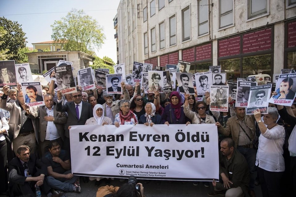 Kenan Evren için karargahta tören, camide protesto, sokakta davul-zurna - 16