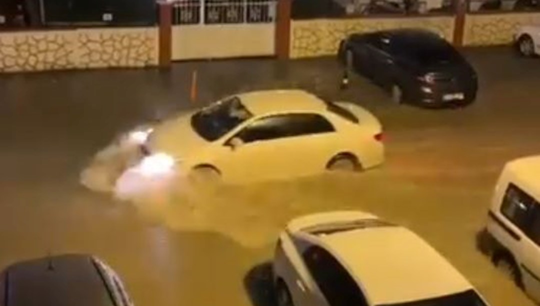 Hatay'da şiddetli sağanak: Yollar suyla doldu, araçlar mahsur kaldı