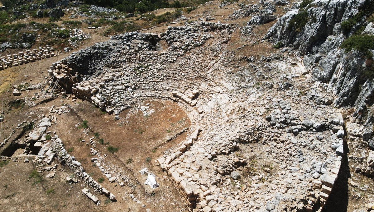 Muğla'daki Thera Antik Kenti'nin tiyatrosu gün yüzüne çıkarıldı Muğla'daki Thera Antik Kenti'nin tiyatrosu gün yüzüne çıkarıldı