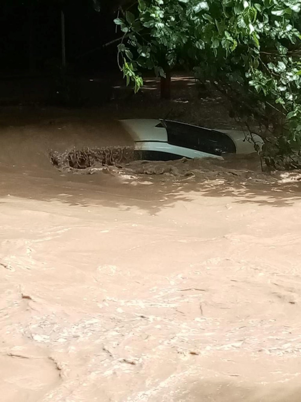 Antalya’da şiddetli yağmur hayatı felç etti:  Otomobil sel sularıyla sürüklendi - 8