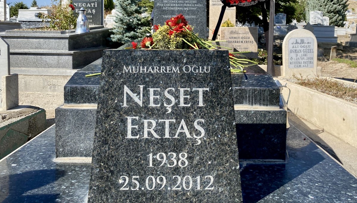 Halk ozanı Neşet Ertaş Kırşehir'de mezarı başında anıldı