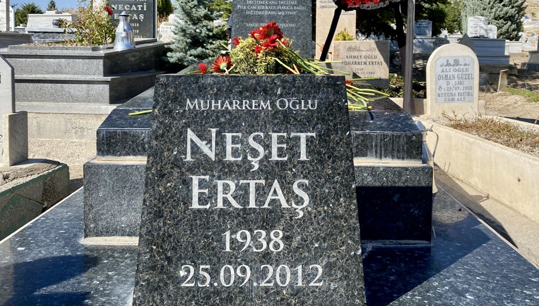 Halk ozanı Neşet Ertaş Kırşehir'de mezarı başında anıldı