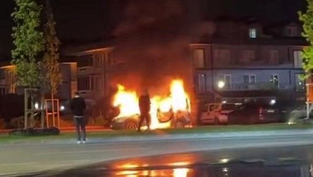 Sakarya'da hafif ticari araç yandı Sakarya'da hafif ticari araç yandı