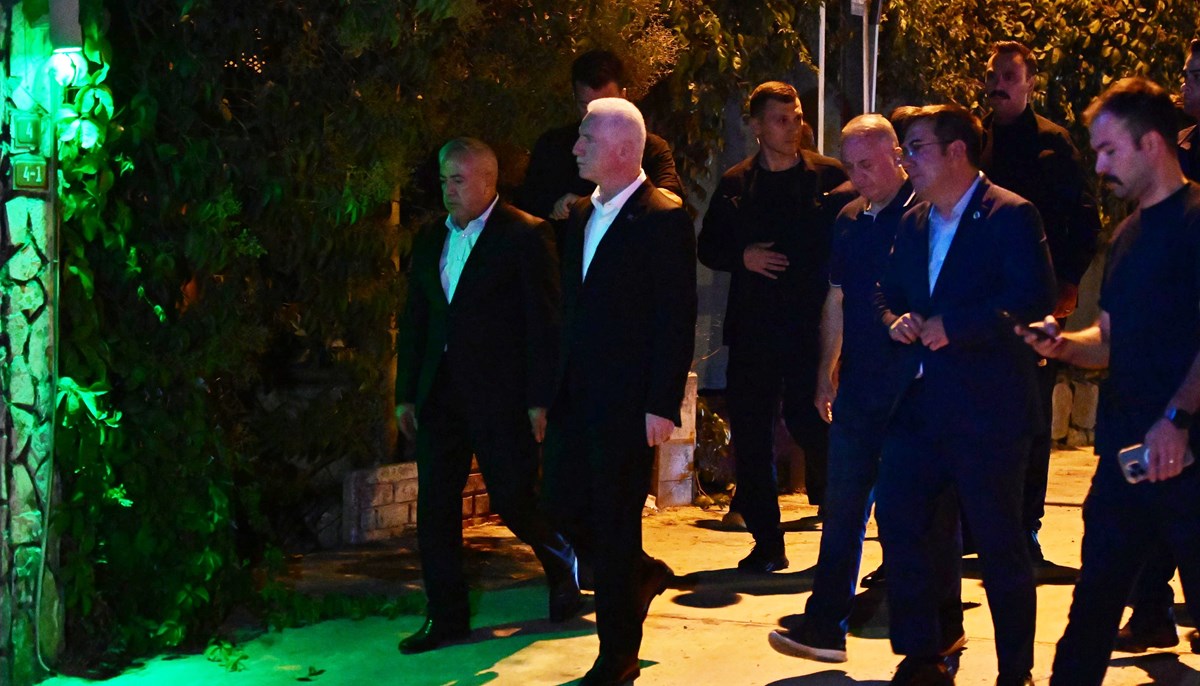 İstanbul Valisi Davut Gül, olay yerinde incelemelerde bulundu ve bilgi aldı.