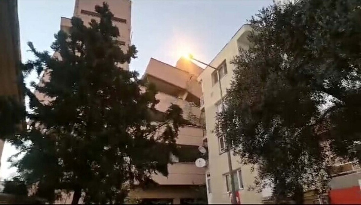 İzmir'de okul binası, yıkımı sırasında yan yattı İzmir'de okul binası, yıkımı sırasında yan yattı