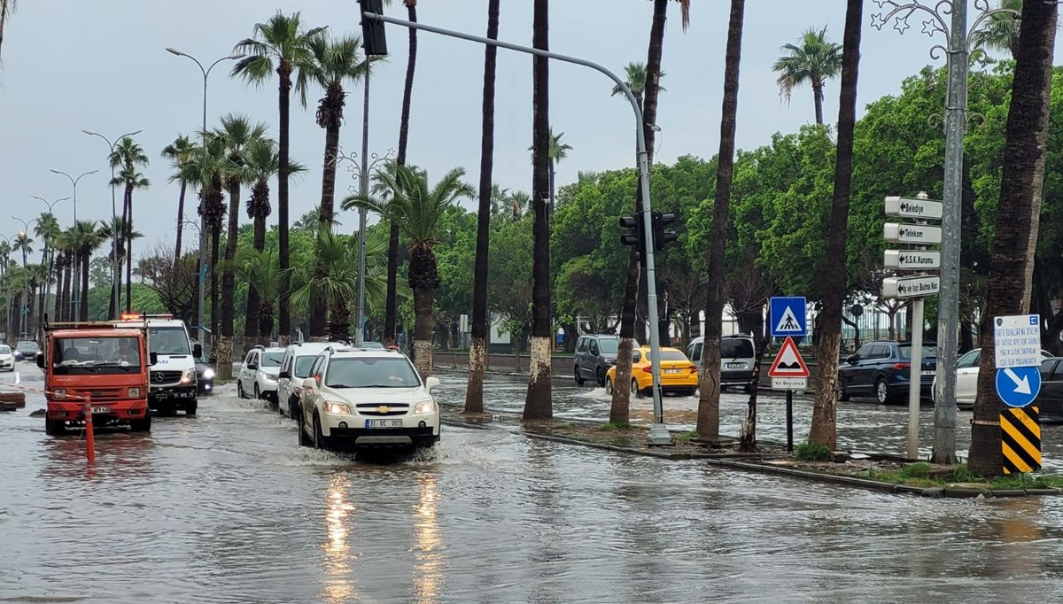 İskenderun'u sağanak vurdu: Yollar göle döndü