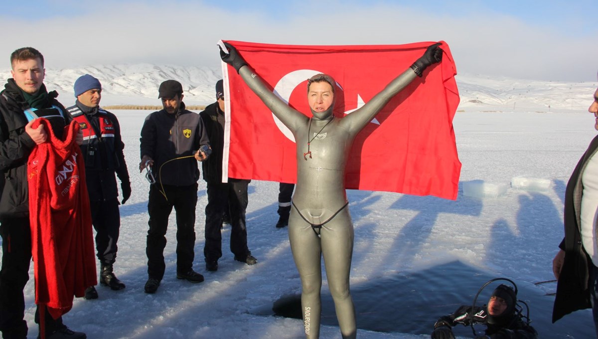 Bir daha kırılamayacak bir rekor için buz altına daldı