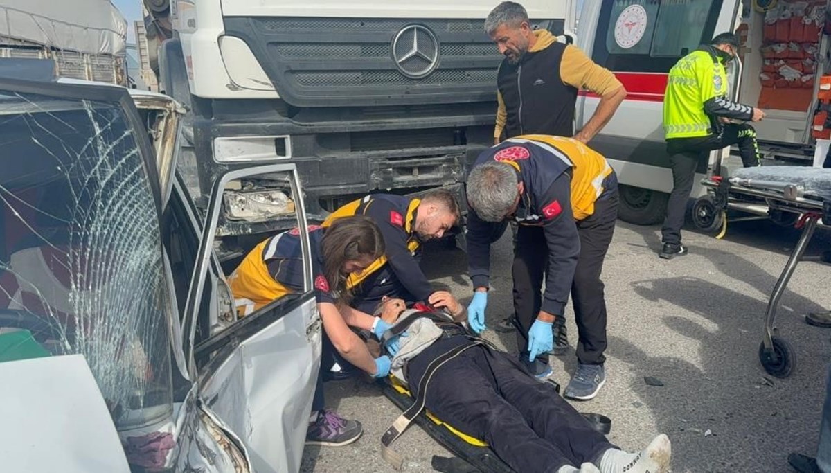 TIR ile otomobil çarpıştı, sürücü ağır yaralı
