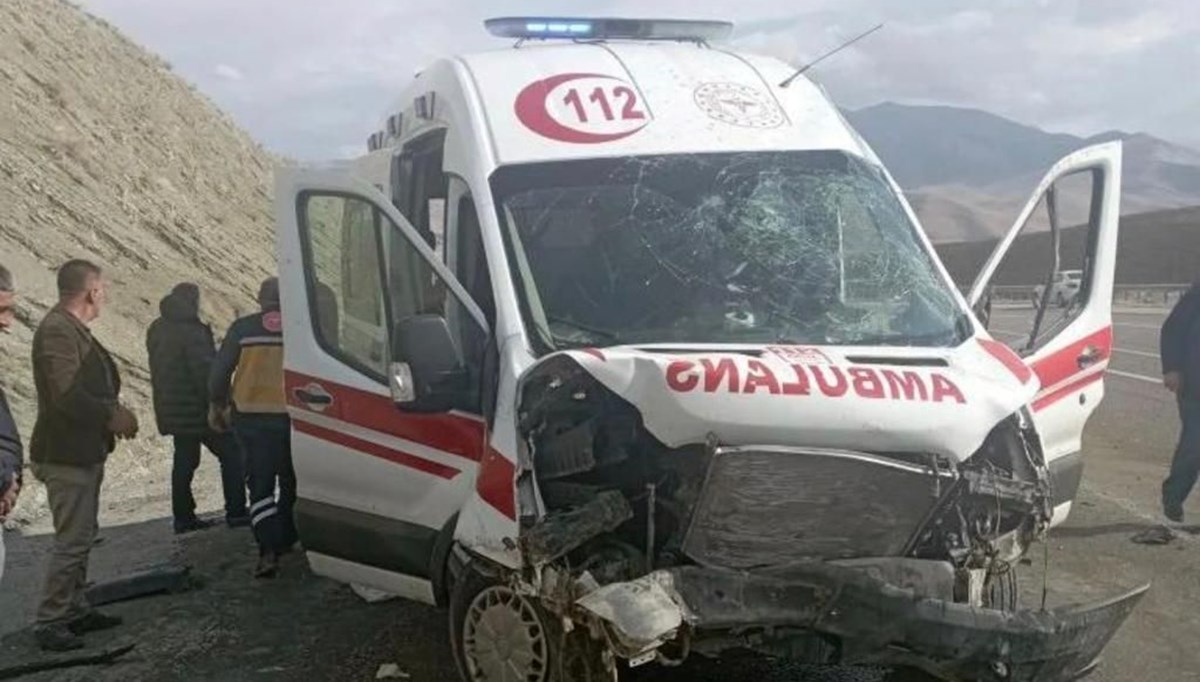 Hasta taşıyan ambulans bariyere çarptı: 4 yaralı Hasta taşıyan ambulans bariyere çarptı: 4 yaralı